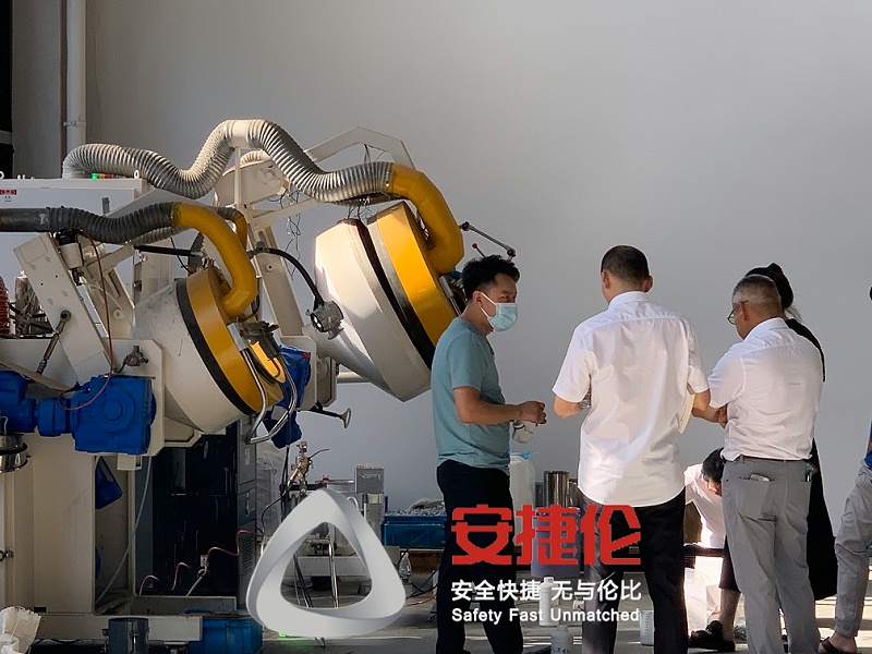 上海客户参观喷胶机、滚喷机 (4)