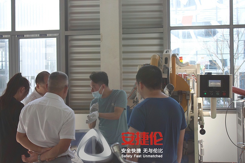 上海客户参观喷胶机、滚喷机 (2)