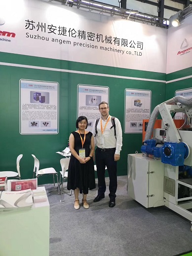 安捷伦-2019年中国国际橡胶技术展与客户合影