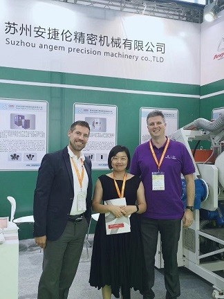 安捷伦-2019年中国国际橡胶技术展与国外客户合照