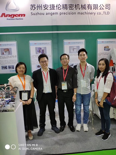 安捷伦-2019年中国国际橡胶技术展与客户合照