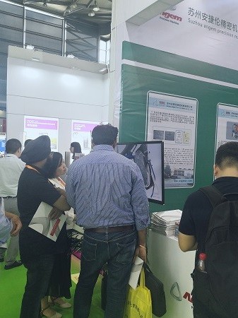 安捷伦-2019年中国国际橡胶技术展向客户介绍滚喷机