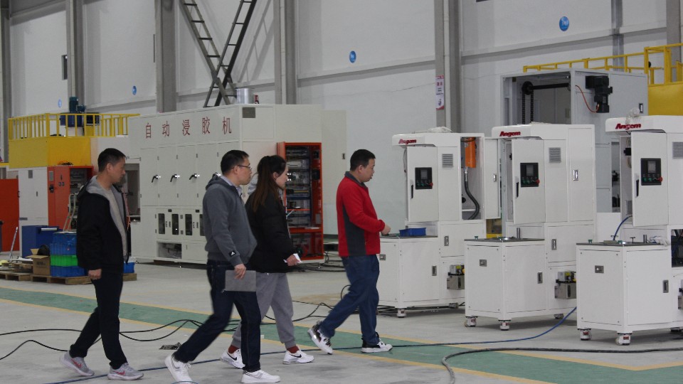 上海客户到访安捷伦江苏南通工厂参观自动喷胶机