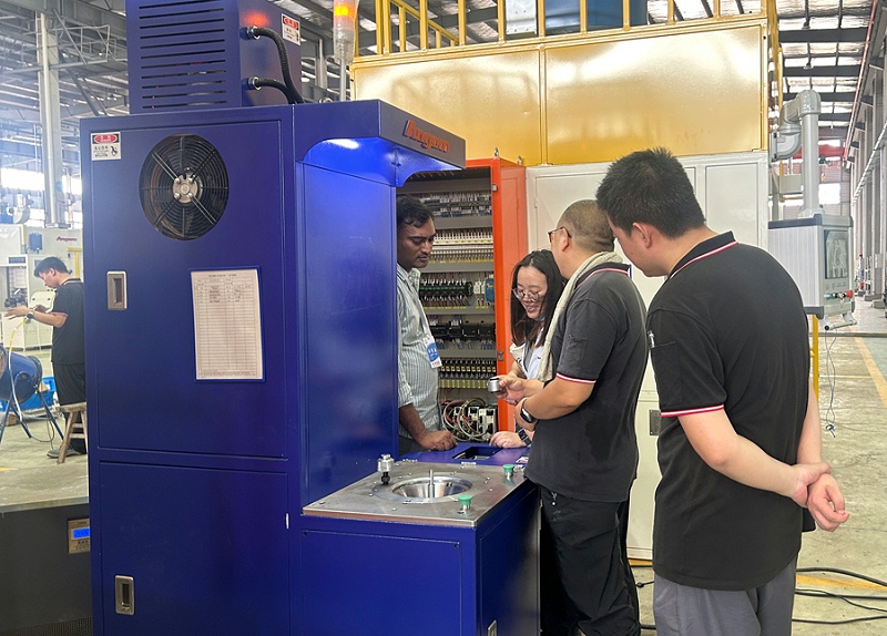 20250801印度哈金森验收自动喷胶机 自动缩径机13