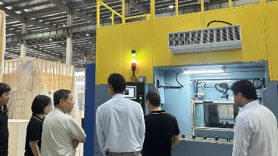 实力获海外认可！日本、墨西哥客户前来安捷伦验收链式喷胶机